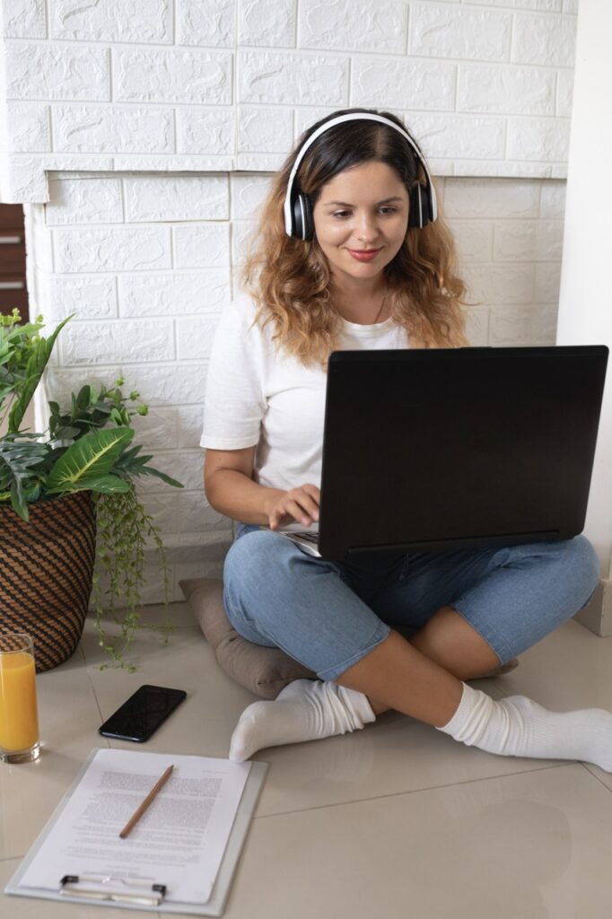 full shot woman working with laptop Grande