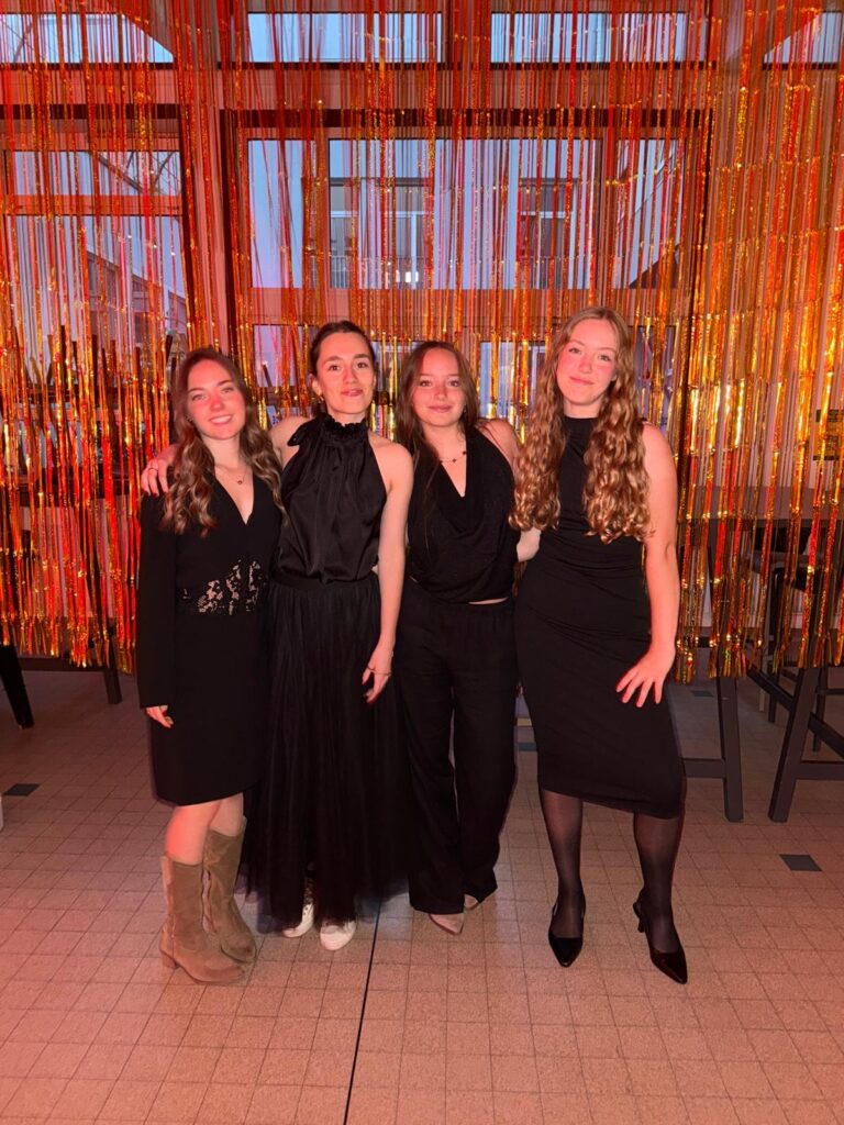 Tapis rouge pour les Terminales : une soirée de gala inoubliable au lycée Saint-Bénigne 1 bal promo 2025 4