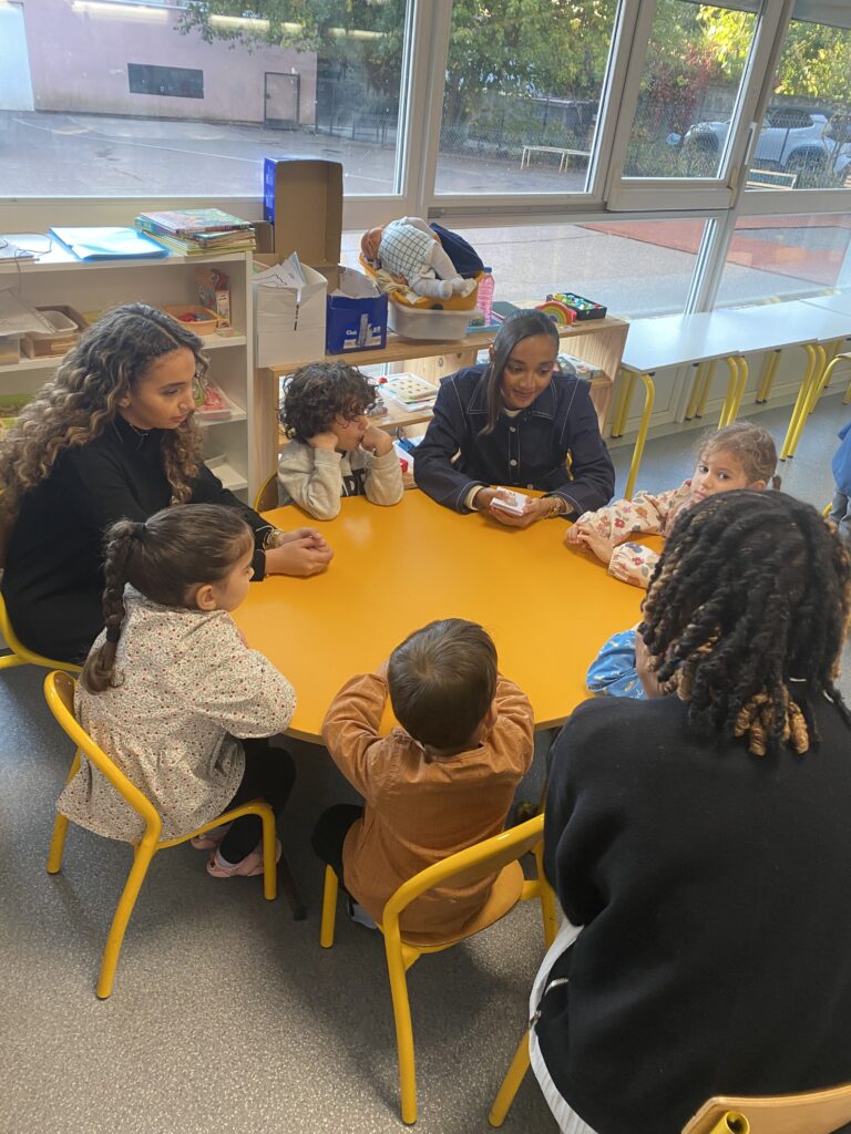 Projet intergénérationnel ludique : les Terminales AGORA créent des jeux pour les plus jeunes 1 projet intergenerationnel ludique AGORA et ecole