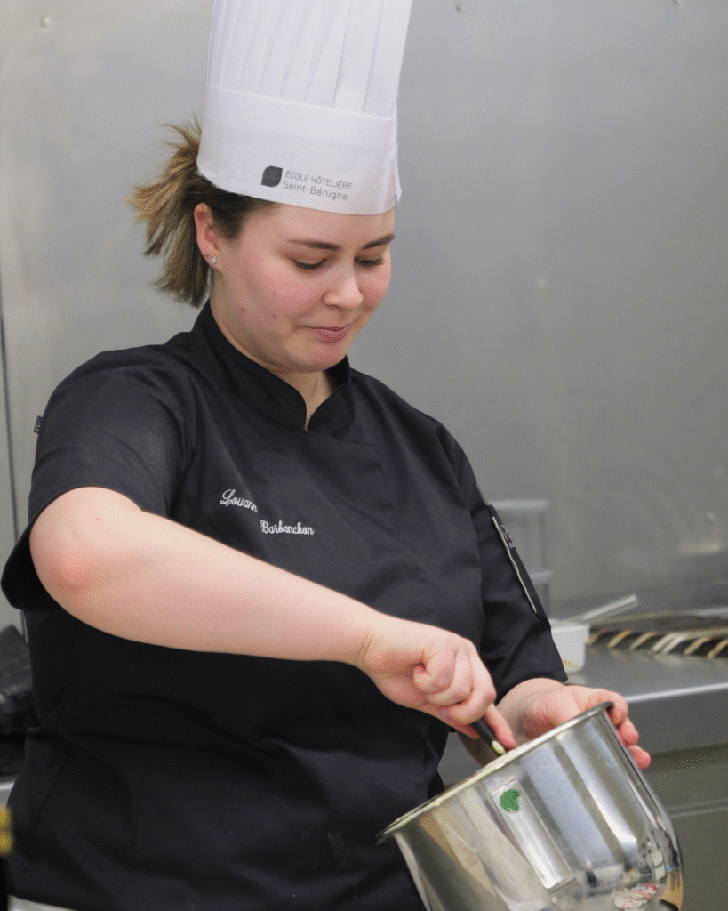 apprentis cuisinier en desserts de restaurant