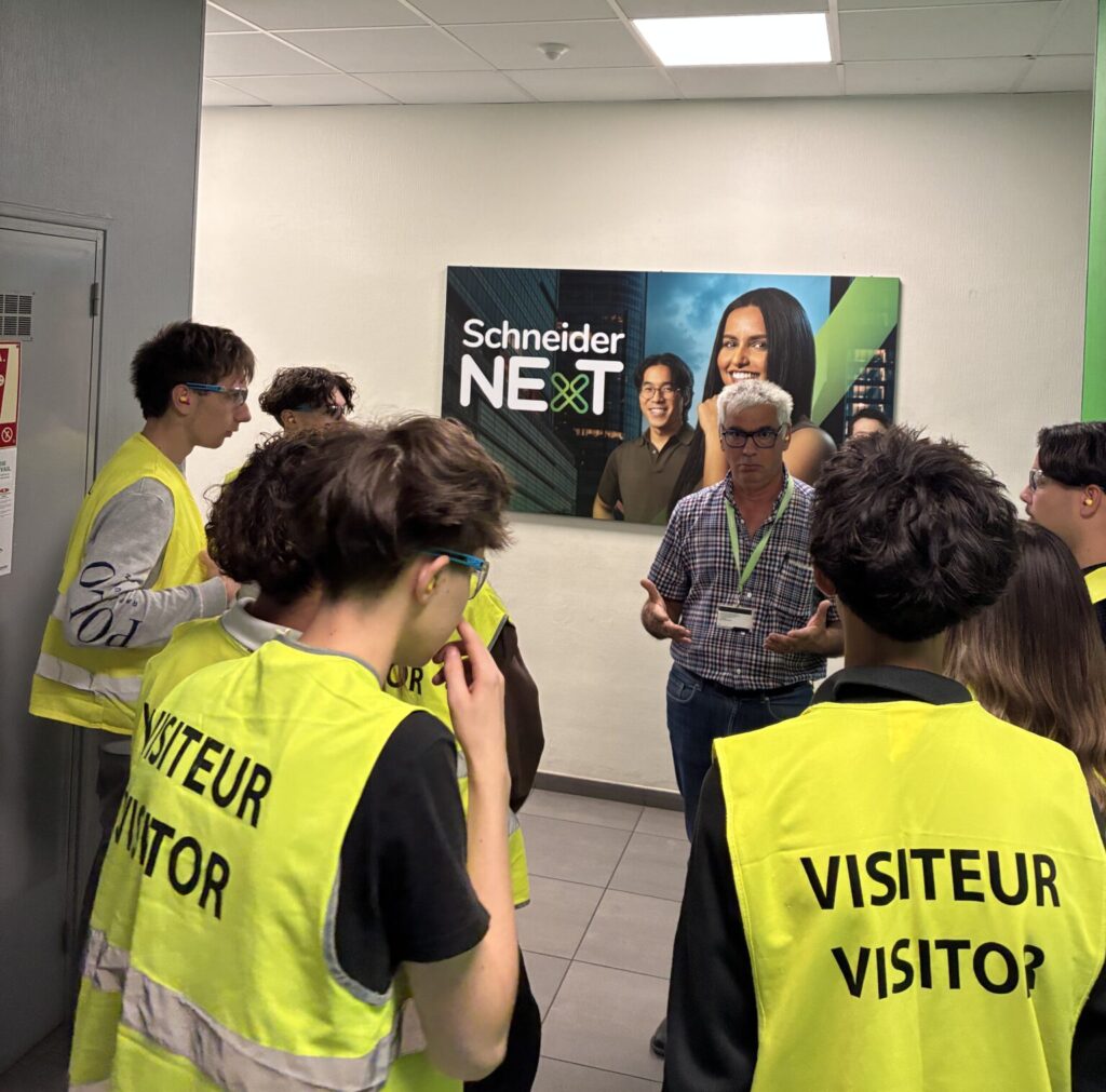 Les élèves de Terminale STMG découvrent le site dijonnais de Schneider Electric 1 IMG 0163 scaled e1792397459117