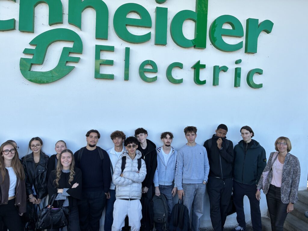 Les élèves de Terminale STMG découvrent le site dijonnais de Schneider Electric 2 IMG 0189